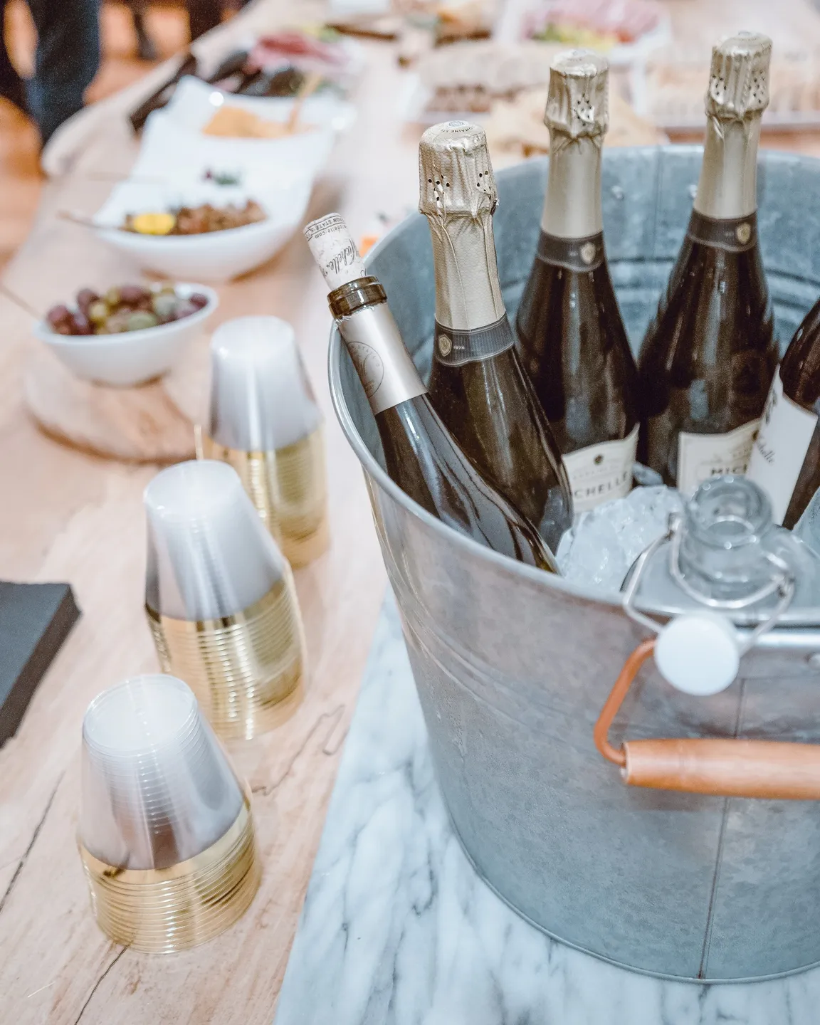 A table with champagne and other drinks on it.